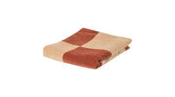 Opgevouwen WOOOD Zena plaid in roestbruin en beige met geblokt dessin.