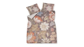 Vintage Bloom Multi dekbedovertrek van Vandyck met groot bloemendessin in warme bruin-, crème- en terracottatinten op een donkerbruine achtergrond.