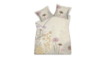 Midsummer Night Multi dekbedovertrek van Vandyck met getekende bloemen in zachte pastelkleuren op een cream tan achtergrond.
