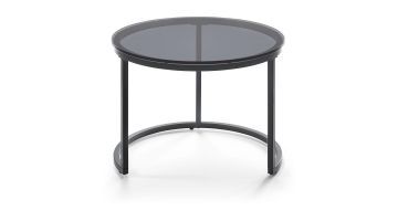Warana bijzettafel van Baenks met rond donker glazen blad en zwart metalen onderstel.