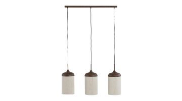 3-lichts hanglamp Skye met beige cilindervormige lampenkappen en bruine plafondkap met houtlook.