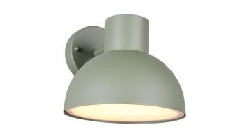 Elbe buitenwandlamp in zachtgroene kleur met halfronde metalen kap, schuin van voren.