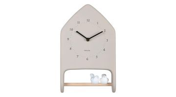 Karlsson wandklok Love Birds in warm grijs met twee witte vogeltjes op een houten zitstok.