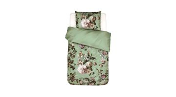 Essenza Fleur dekbedovertrek Quiet Green met klassiek bloemendessin en effen groene omslag op een eenpersoonsbed.
