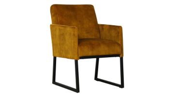 Eetkamerstoel Witney met gesloten armleuningen, cognackleurige bekleding en zwart metalen sledeframe.