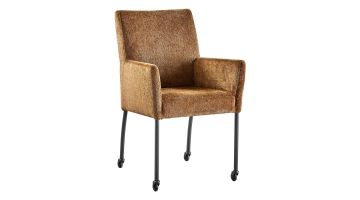 Pronto Wonen armstoel Cenare Brandy met wielen in warme brandykleurige stof, vooraanzicht.