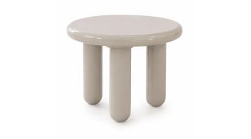 COCOmaison Mauro bijzettafel in crème met rond blad en drie cilindervormige poten.