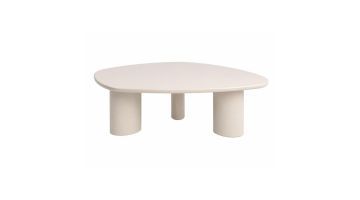 COCOmaison Jonne salontafel in crème met organisch blad en drie cilindervormige poten.
