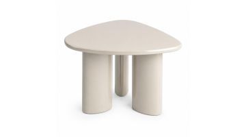 Organische COCOmaison bijzettafel Jonne in crème met glanzend driehoekig tafelblad en drie cilindervormige poten.