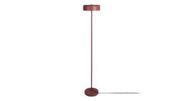 Leitmotiv vloerlamp Riqueza Palo in Burgundy Red met een slank metalen ontwerp en minimalistische uitstraling.