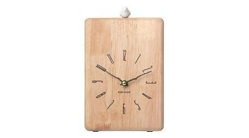 Karlsson Rama Cuckoo wand- en tafelklok van licht hout met zwarte wijzers, speelse cijfers en wit koekoeksvogeltje bovenop.