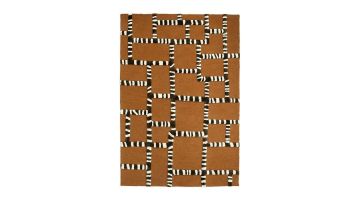 Vloerkleed Stripescape in caramelbruin met verhoogd zwart-wit gestreept grafisch patroon.