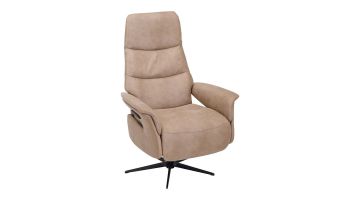 Schuin vooraanzicht van relaxfauteuil Inverno Kentucky Beige met open arm en zwarte metalen 5-teensvoet