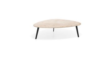 Vooraanzicht van salontafel Gajiru met een licht keramieken Cremona-blad en slanke zwarte metalen poten
