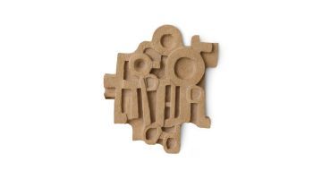 Vooraanzicht van de aardekleurige keramieken wandsculptuur van HKliving met abstract geometrisch reliëf