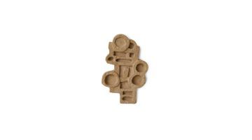 Compacte keramieken wandsculptuur in een warme aardetint met abstract geometrisch reliëf