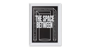 The Space Between zwart-witposter met grafische typografie in een witte lijst