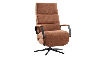 INHOUSE relaxfauteuil Helara L cognac met zwarte metalen armleuningen en 5-teensvoet.