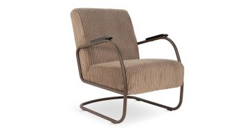Schuin vooraanzicht van fauteuil Retro van Spinder Design in Espresso met horizontaal gestikte stoffering en zwart sledeframe