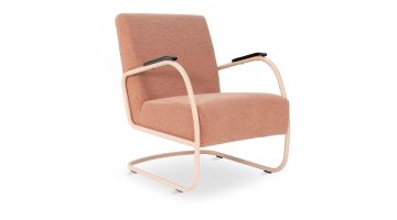 Schuin vooraanzicht van Spinder Design fauteuil Retro in stof Blush met donkerbruin frame