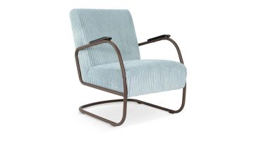 Schuin vooraanzicht van Spinder Design fauteuil Retro in stof Hazy Blue met frame in Chocolate Brown