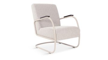 Schuin vooraanzicht van Spinder Design fauteuil Retro in stof Sandstone met donker frame