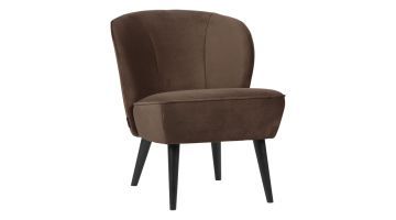 WOOOD fauteuil Sara in donkerbruin velvet met afgeronde rug en zwarte poten.