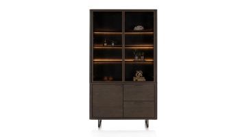 Henders & Hazel buffetkast Mogan met glasdeuren, LED-verlichting en donkere houtlook.