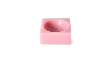 Schuin vooraanzicht van de roze HKLIVING Pop Cube Pink Small met diepe ronde holte