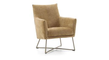 Schuin vooraanzicht van Baenks fauteuil Fernhill in camelkleurige stof met bruin kruisframe