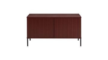 WOOOD New Gravure tv-meubel bordeauxrood met reliëfdeuren en zwarte poten.