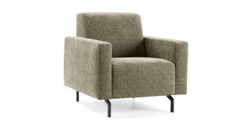 Schuin vooraanzicht van Baenks fauteuil Cumberland in olijfgroene Feel Cozy-stof met zwarte poten