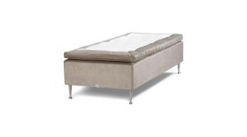 Boxspring Birka Frame Plus van Viking, zijaanzicht met gestoffeerde box en topper op elegante metalen poten.