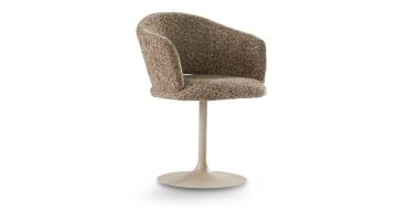 Eetkamerstoel Nonna van Dyyk met ronde kuip en bruine bouclé stof op centrale poot, vooraanzicht