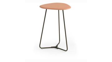 Pode Tripod bijzettafel in modern interieur met ronde hanglamp en gele designbank.