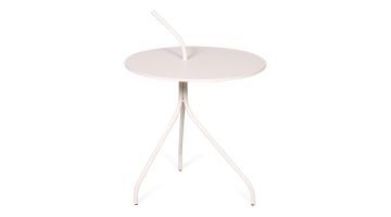 Witte bijzettafel Triple met rond blad en drie slanke gebogen poten, frontaal weergegeven tegen lichte achtergrond