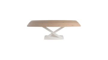 Eettafel Oxxi met licht houten blad en witte X-poot, frontaal weergegeven tegen een neutrale achtergrond