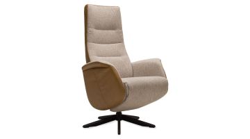 Schuin vooraanzicht Twice Pro relaxfauteuil met hoge rug en draaivoet