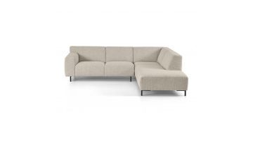 Rechthoekige hoekbank Mouro van Montèl met brede armleuningen en chaise longue rechts, in een beige bouclé stof.