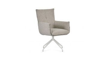 Lichtbeige draaifauteuil met hoge rug en armleuningen, recht van voren gefotografeerd op een wit metalen kruisvoet.