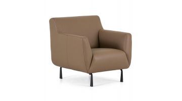 Schuin vooraanzicht van de Montèl fauteuil met afgeronde armleuningen en luxe lederen bekleding in warme bruintint.