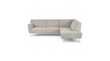 Detail van de armleuning met lichtgrijze stof en witte zijbekleding op een zacht vloerkleed.