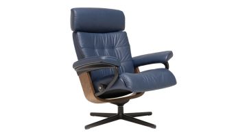Stressless Erik relaxfauteuil in blauw leer, driekwart zijaanzicht, met houten details en zwarte stervormige draaivoet.