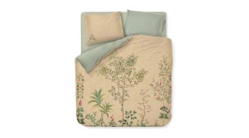 Het Fata Morgana 2-persoons dekbedovertrek in een rustige slaapkamer, met een combinatie van zachte kleuren en weelderige bloesembomen.