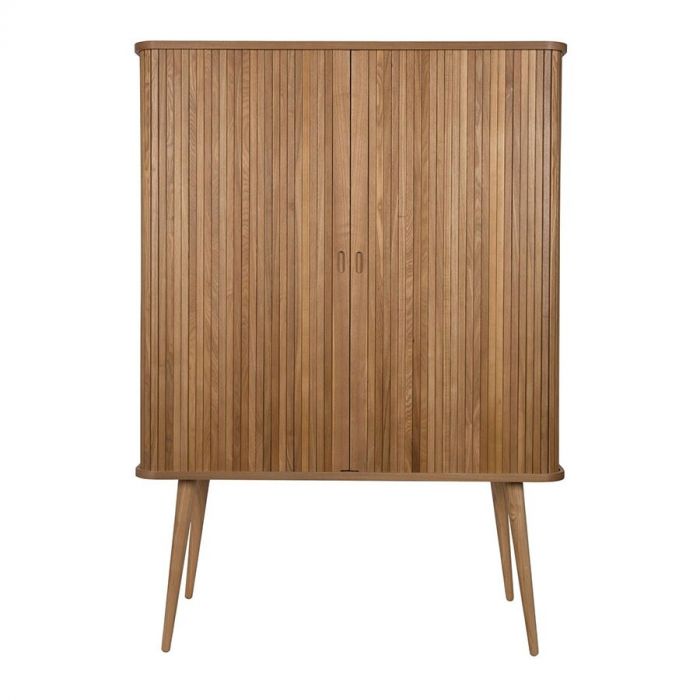 Een vooraanzicht van kast Barbier met gesloten deuren, gemaakt van hout met verticale lamellen.
