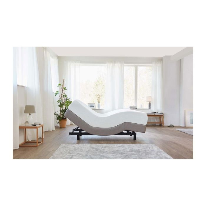 TEMPUR Zero G 400 elektrisch verstelbaar bed in Zero Gravity positie in een lichte slaapkamer