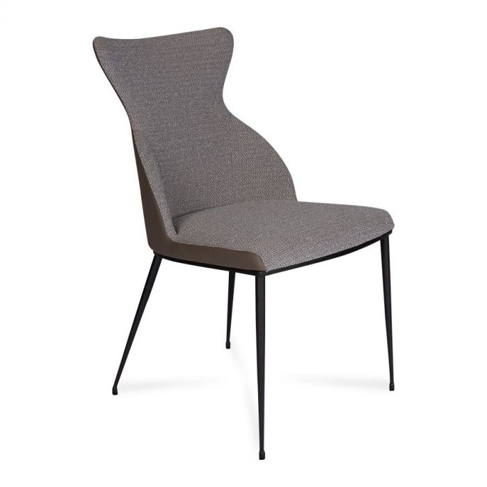 Schuinaanzicht Eetkamerstoel Luno zonder armen van Bert Plantagie met vier slanke metalen poten, grijze stoffen binnenkant en bruine leren buitenkant.