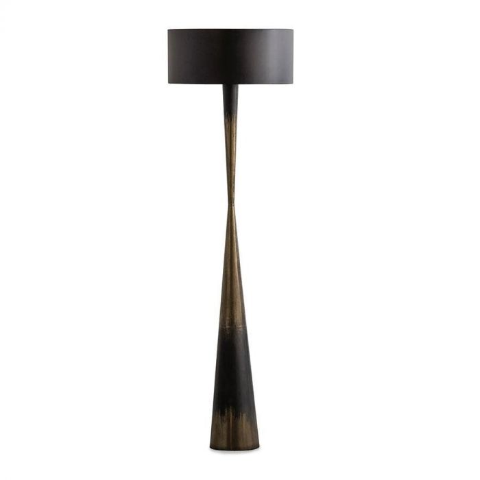 Slanke vloerlamp Blackout Too met zwarte lampenkap en metalen voet met antique brass afwerking.