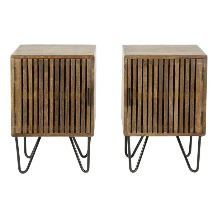Nachtkastje set van 2 Tweak van mangohout met verticale latjes op de deuren en zwarte haarspeldpoten, staand naast elkaar.