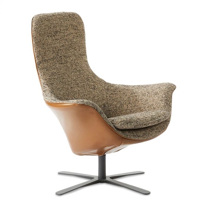 Comfortabele draaifauteuil met hoge rugleuning, bekleed met gemêleerde stof en bruine leren achterkant, op een zwart metalen stervoet.